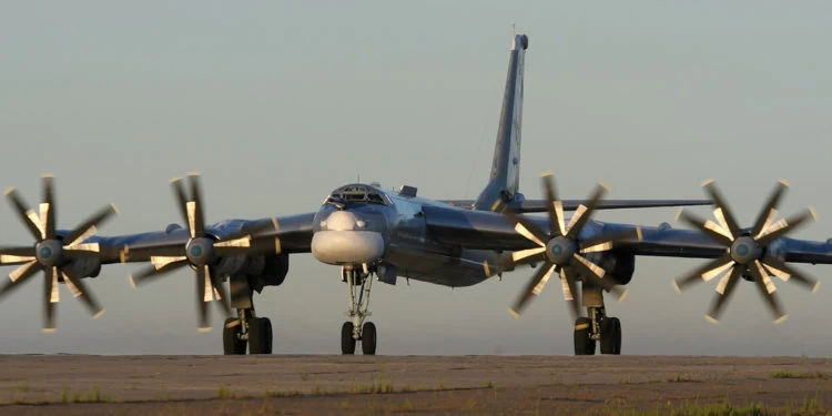 Tu-95: Η Ρωσία «ετοιμάζει» τα βομβαρδιστικά της για πολλαπλές πτήσεις